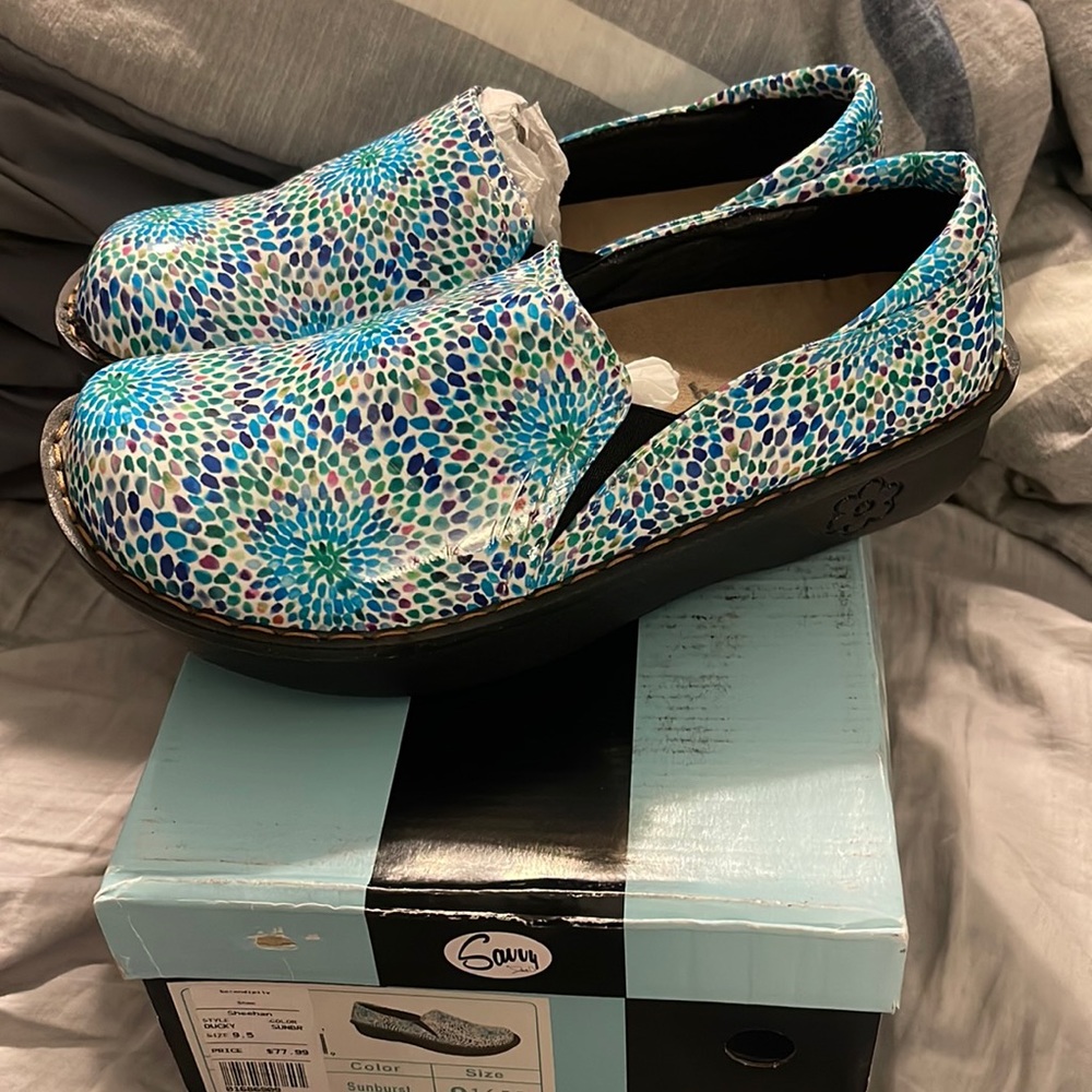 NWT Savvy Ducky Sunburst Clogs